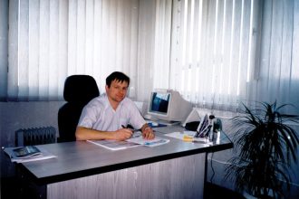 Marek Liberacki w pierwszym pomieszczeniu biurowym Libro przy ul. Grunwaldzkiej, Lubawa, 1997 r.