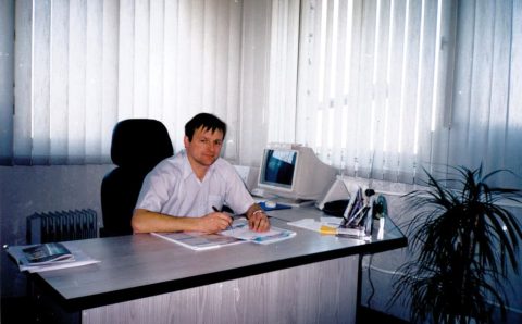 Marek Liberacki w pierwszym pomieszczeniu biurowym Libro przy ul. Grunwaldzkiej, Lubawa, 1997 r.