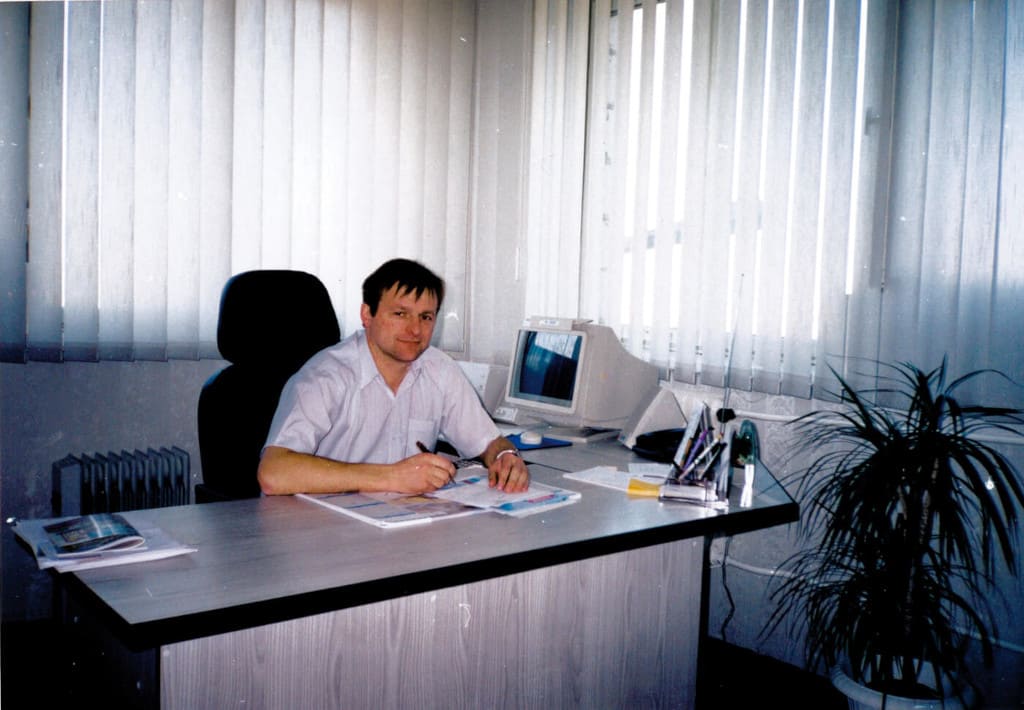 Marek Liberacki w pierwszym pomieszczeniu biurowym Libro przy ul. Grunwaldzkiej, Lubawa, 1997 r.