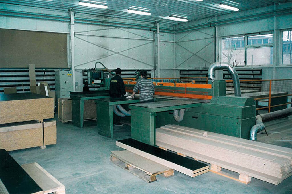 Rozwój technologii w zakładach firmy Szynaka Meble: formatyzerka, 1999 r.