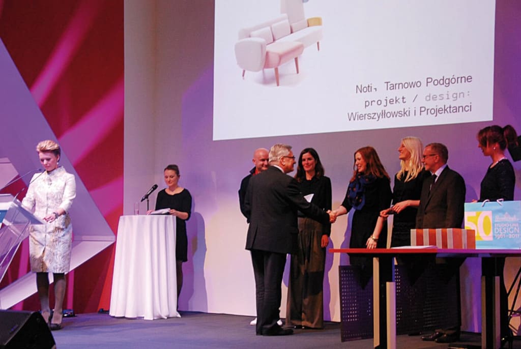 Ryszard Balcerkiewicz odbiera nagrodę Top Design 2013 za kolekcję „Teddy Bear” (prod. Noti, proj. Wierszyłłowski i projektanci), Poznań, „Arena Design”, 2013 r.