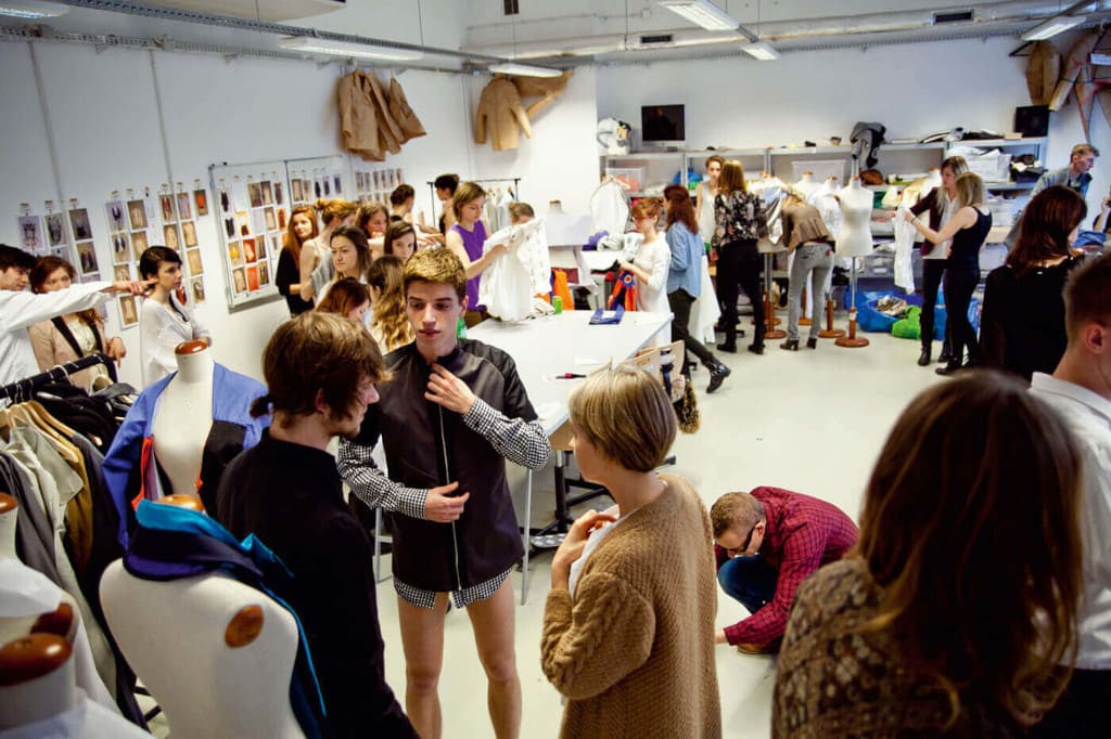 SWPS – przygotowania do pokazu mody – Grzegorz Matląg ze studentkami.