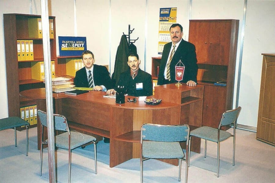 Targi „Meble” w Poznaniu, od lewej: Piotr Wójcik, Adam Bartyś, Leszek Wójcik, 2003 r.