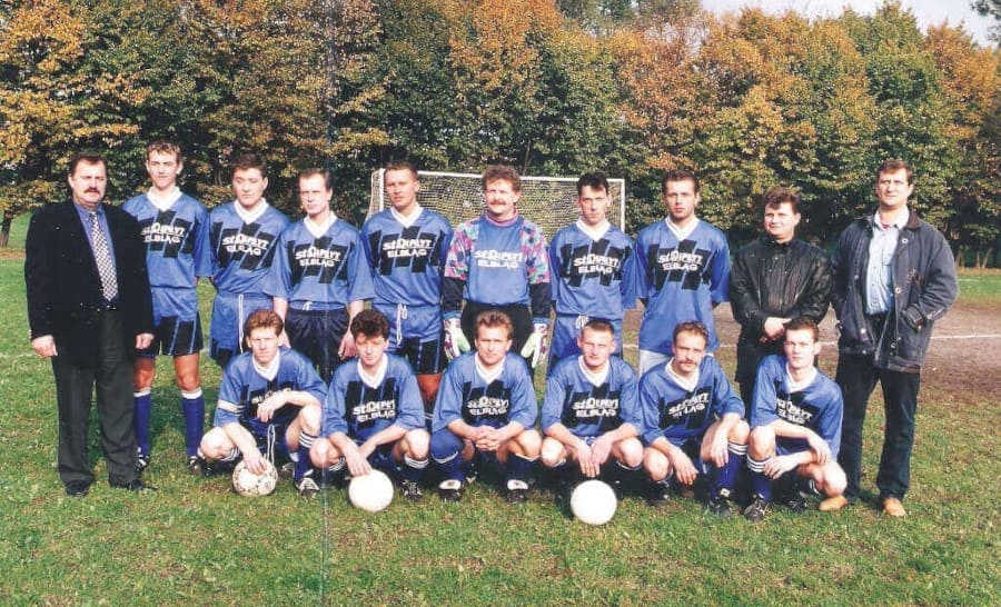 Leszek Wójcik z drużyną piłkarska Stolpłyt Elbląg, która brała udział w rozgrywkach ligowych od „C” klasy do „A” klasy, koniec lat 90.