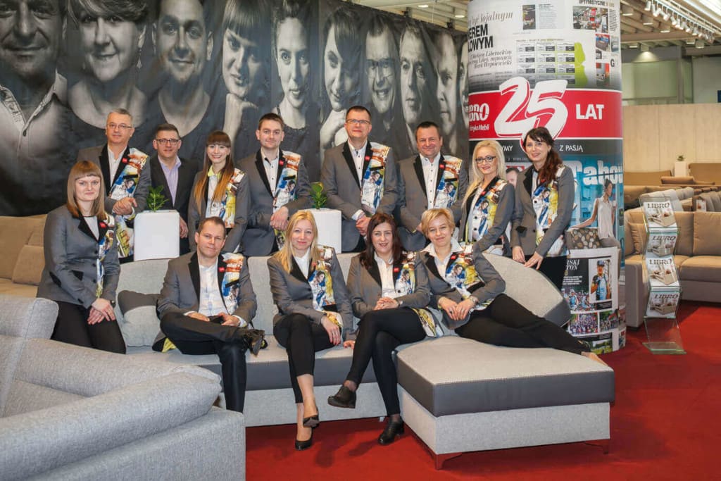 Marek Liberacki z załogą Libro. Targi „Meble Polska”, Poznań, 2015 r.