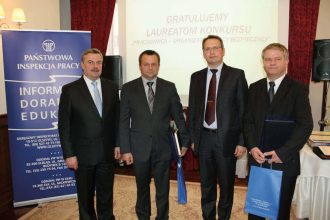Podczas uroczystości wręczenia I nagrody w konkursie „Pracodawca – organizator pracy bezpiecznej” (Marek Liberacki – drugi z lewej), Olsztyn, 2011 r.