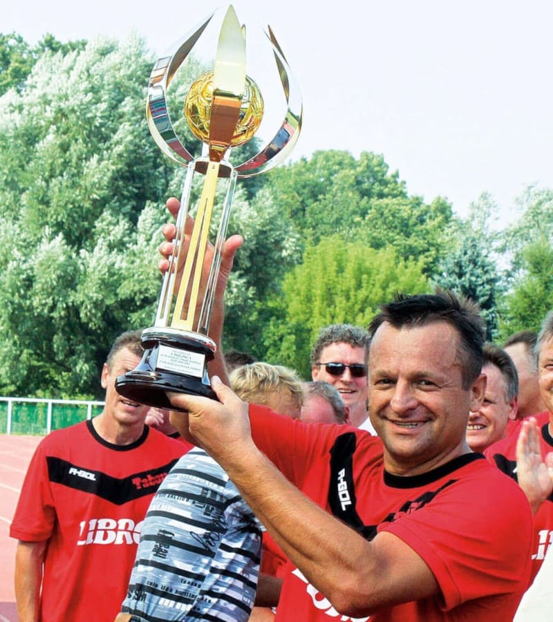 Marek Liberacki z pucharem po zwycięstwie z okazji 20-lecia Libro, sierpień 2010 r.