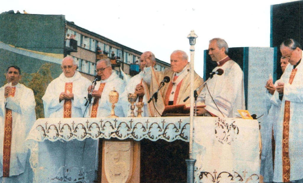 Ołtarz wykonany przez firmę Szynaka Meble na pielgrzymkę Papieża Jana Pawła II do Polski, 1991 r.