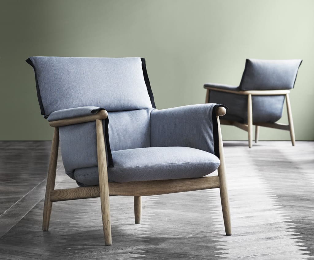 Fotel wypoczynkowy „Embrace Lounge Chair”, zaprojektowany przez Eoos dla marki Carl Hansen & Søn.