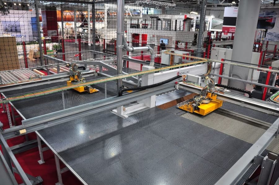 Linia do rozkroju elementów meblowych przy produkcji jednostkowej Schelling „ls1” – 1.500 rozciętych elementów na zmianę. Wystarczy jedna osoba do nadzoru, każdy element i każda płyta mogą być inne.