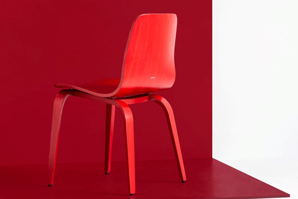 Krzesła „Hips”, które Bartłomiej Pawlak i Łukasz Stawarski zaprojektowali dla firmy Fameg, występują w kilku wersjach: bez tapicerki, z tapicerowanym siedziskiem lub w całości tapicerowane.