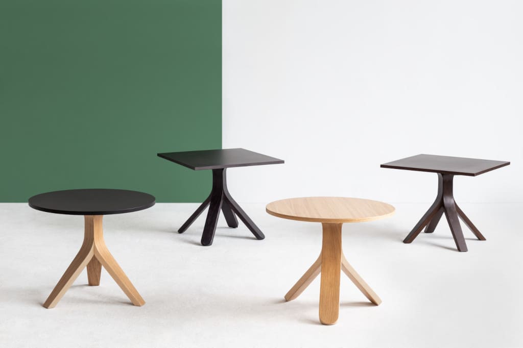 Stolik kawowy „Hey”, proj. Pawlak & Stawarski, prod. Fameg, wykonany w całości z drewna naturalnego to alternatywa dla stołów z metalową podstawą.