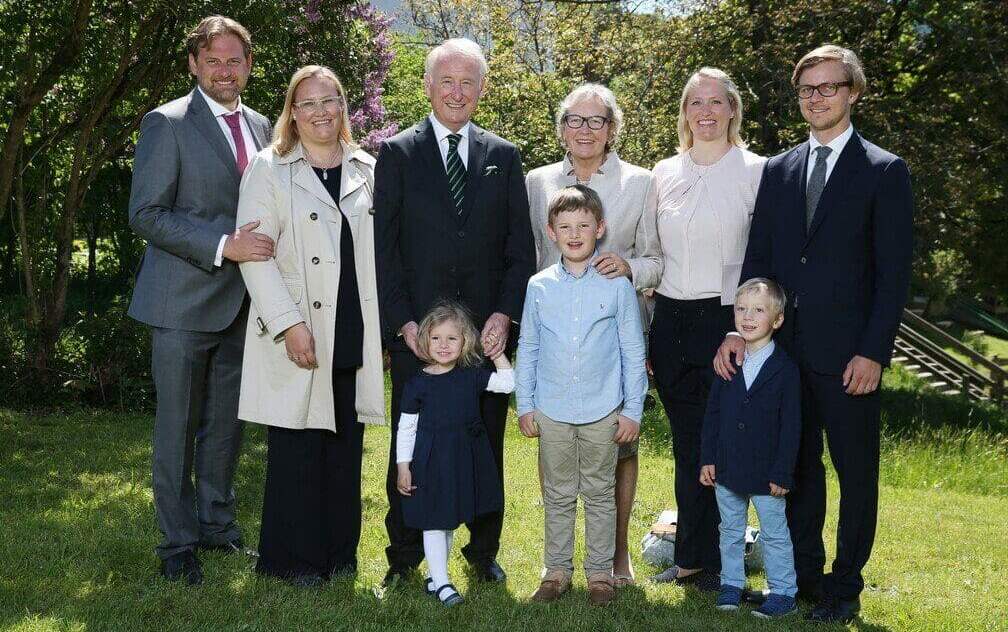Rodzina Schatt w komplecie z wnukami.