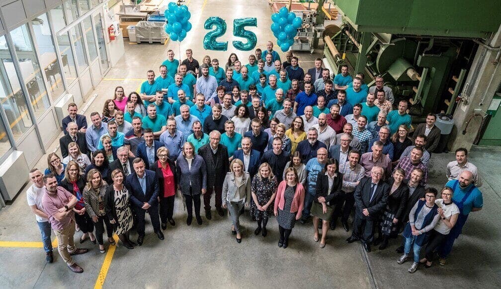 Walter Schatt z załogą Schattdecor w Tarnowie Podgórnym. Spotkanie z okazji jubileuszu 25-lecia firmy w Polsce.