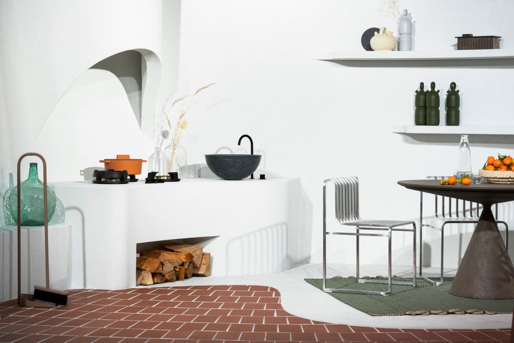 Kuchnia i jadalnia razem. Jasna kolorystyka i zakrzywione linie są bardzo w stylu hiszpańskich projektantów.