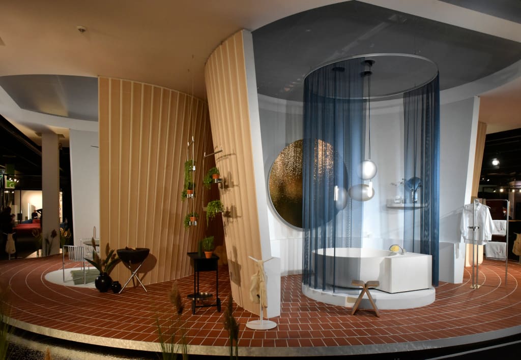 W łazience dominuje wolno stojąca wanna otoczona zasłonami imitującymi strumienie wody.