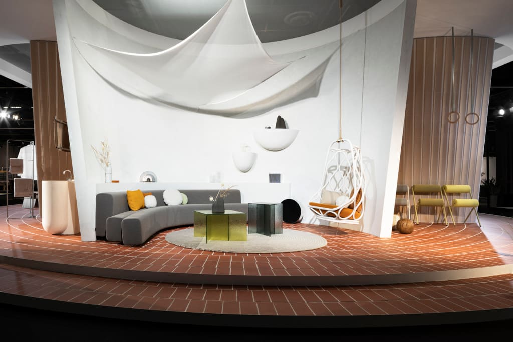 Szklane stoliki „Aspa” (prod. Pulpo, Niemcy) zajmują centralne miejsce w otwartym pokoju aktywności.