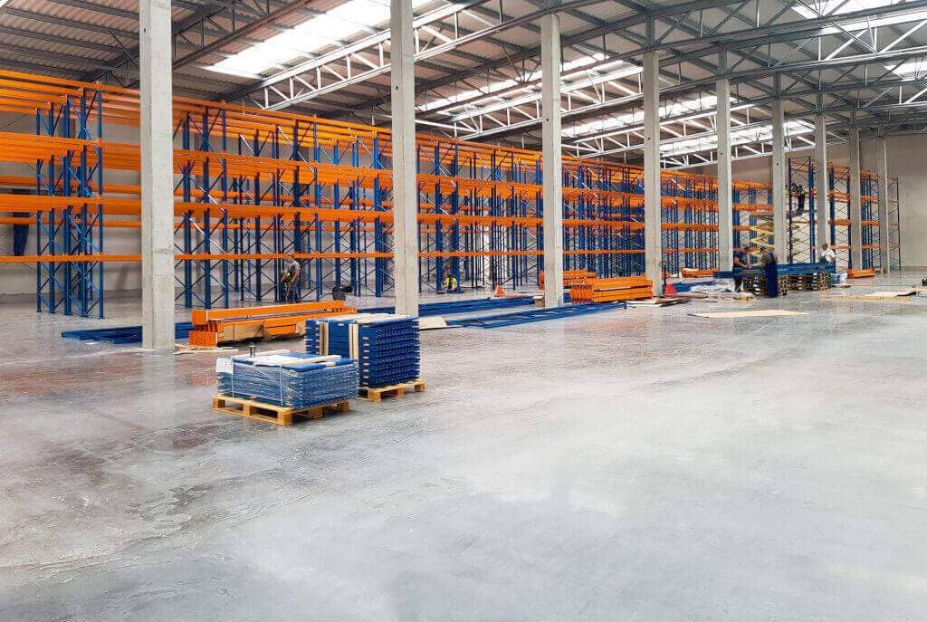 Montaż regałów na hali magazynowej Dig-Net, wrzesień 2017 r.