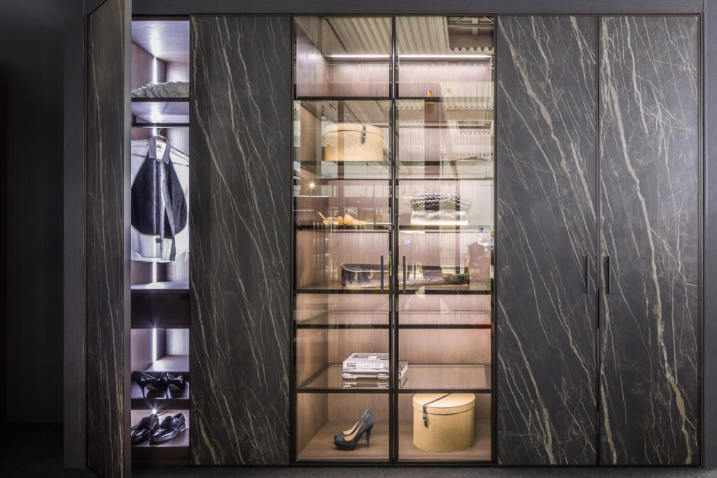 Drzwi uchylne RPS marki Raumplus. Rama aluminiowa malowana proszkowo z palety RAL lub anodyzowana. Niewidoczne zawiasy ukryte w wieńcu. Wypełnienie: szkło, płyta lub wprowadzone niedawno spieki ceramiczne.