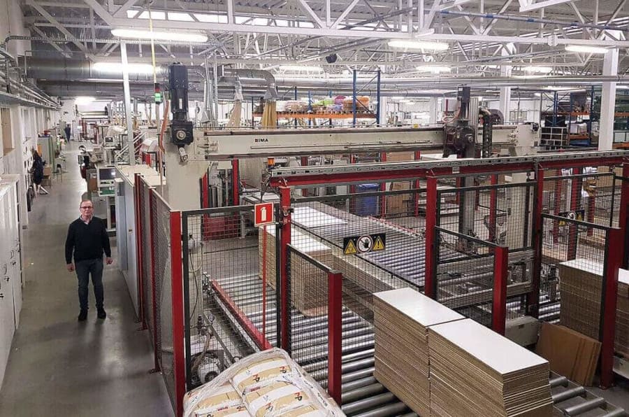 Jan Lenart na hali produkcyjnej Fabryki Dig-Net Lenart, Zakład nr 2.