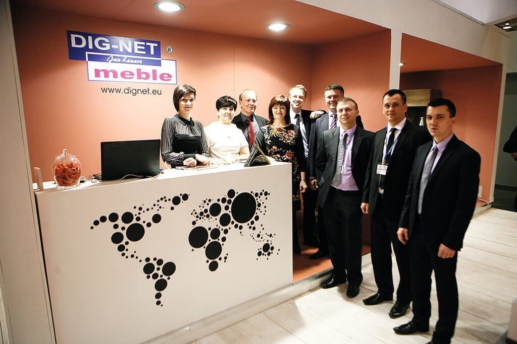 Jan Lenart (trzeci z lewej) z żoną Małgorzatą i synem Kamilem oraz pracownikami firmy Dig-Net Lenart na targach „Meble Polska” w Poznaniu, 2014 r.