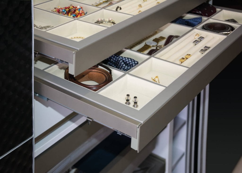 Szuflada z organizerem „Royal” od Sevroll pozwala przechowywać drobne elementy np. biżuterię, czyli kolczyki, pierścionki oraz inne, drobne elementy garderoby, w nienagannym porządku, w dobrze zorganizowany sposób.