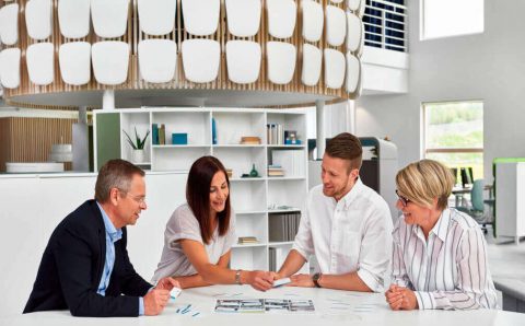 W dobrze zaaranżowanych biurach dobrze czują się wszystkie pokolenia.