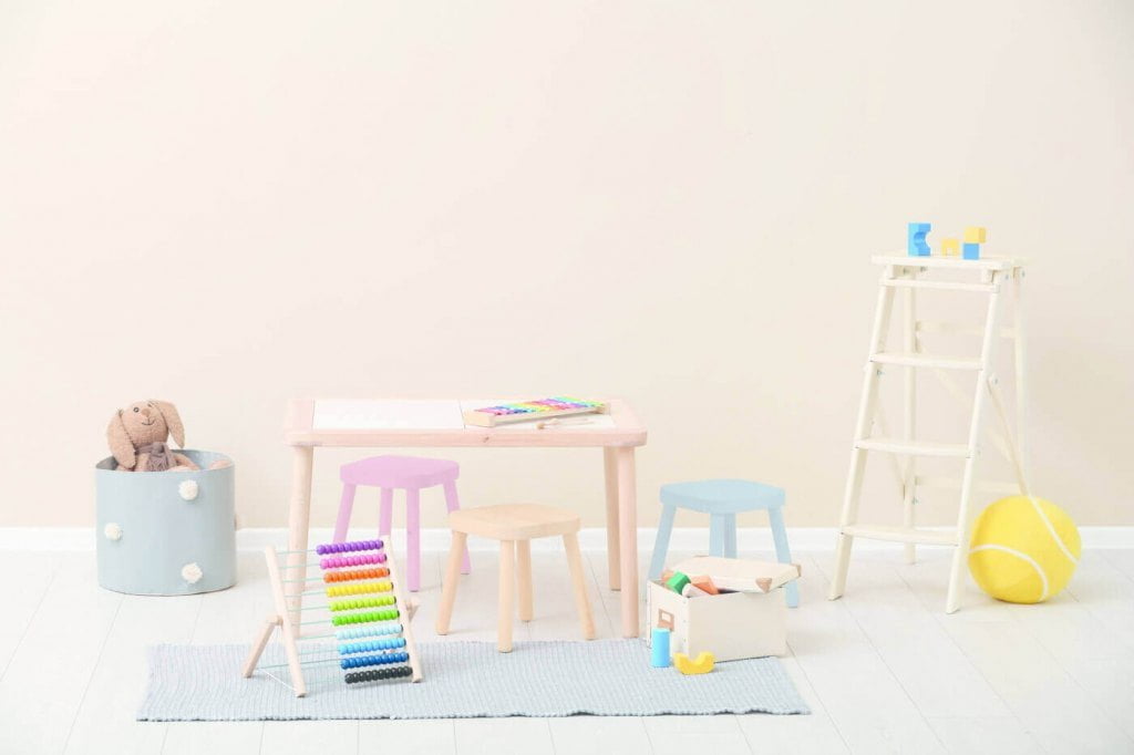 W pokojach alergika zamiast foteli z materiałowym obiciem, lepszą alternatywą będą drewniane krzesełka.