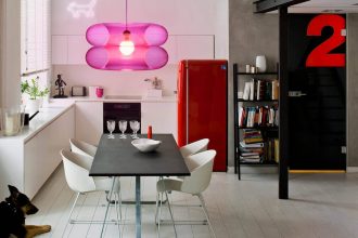 „Big Pink” Buff Buff wspaniale koresponduje z eleganckimi przestrzeniami, dopełniając je szczyptą młodzieńczej energii.