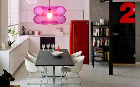 „Big Pink” Buff Buff wspaniale koresponduje z eleganckimi przestrzeniami, dopełniając je szczyptą młodzieńczej energii.