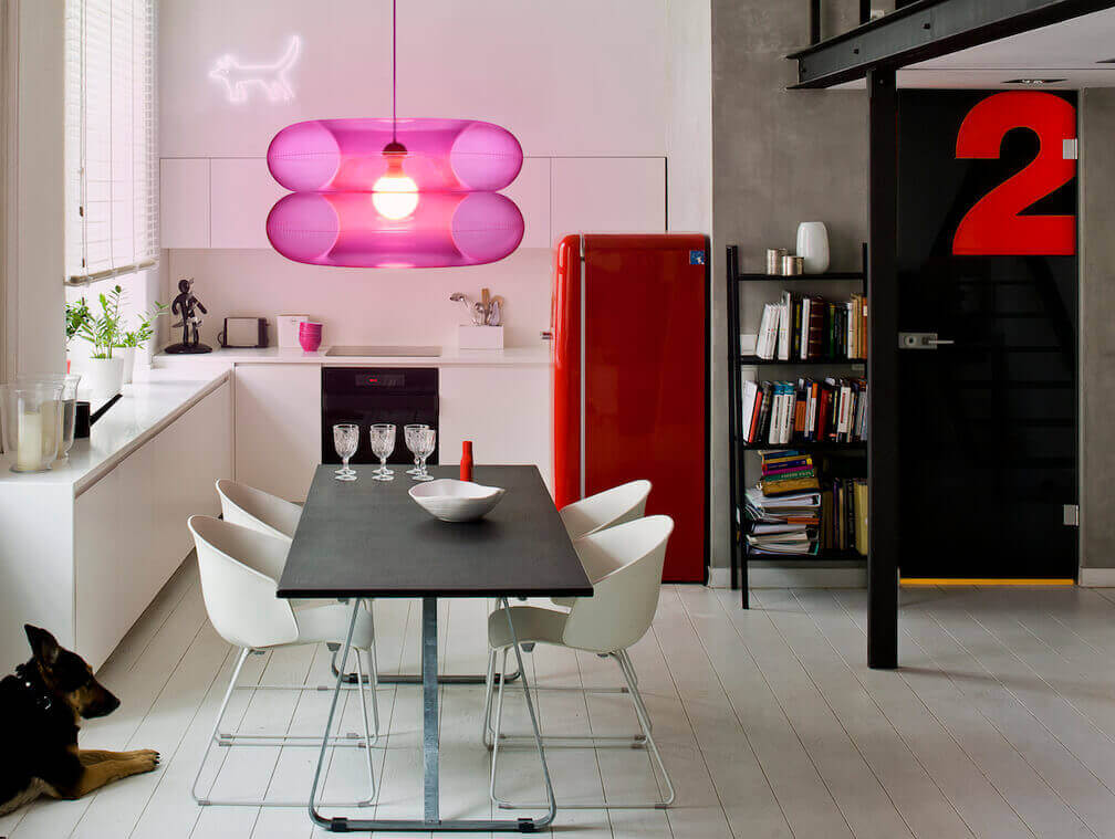 „Big Pink” Buff Buff wspaniale koresponduje z eleganckimi przestrzeniami, dopełniając je szczyptą młodzieńczej energii.