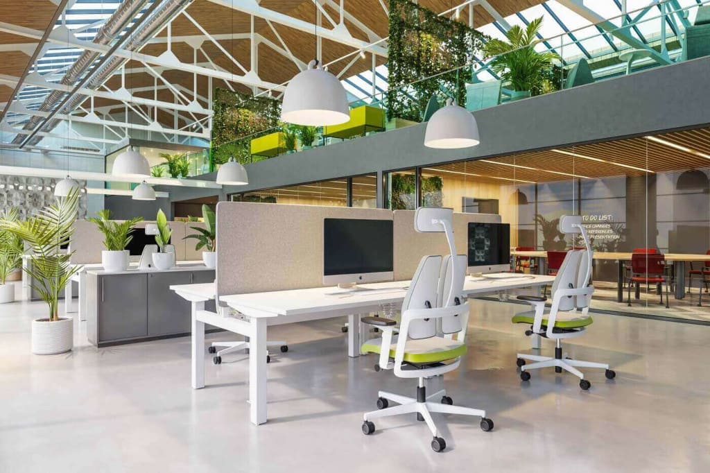 Biurko z regulacją wysokości „eModel” Nowego Stylu pozwala na wykonywanie pracy naprzemiennie w pozycjach siedzącej i stojącej.