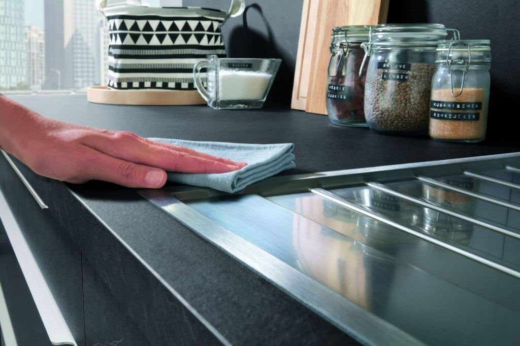 Dzięki charakterystycznej, trójwymiarowej fakturze blat roboczy „XTop one” firmy Pfleiderer wygląda autentycznie, zarówno w wersji kamiennej, drewnianej, jak i w połączeniu z kreatywnymi dekorami.