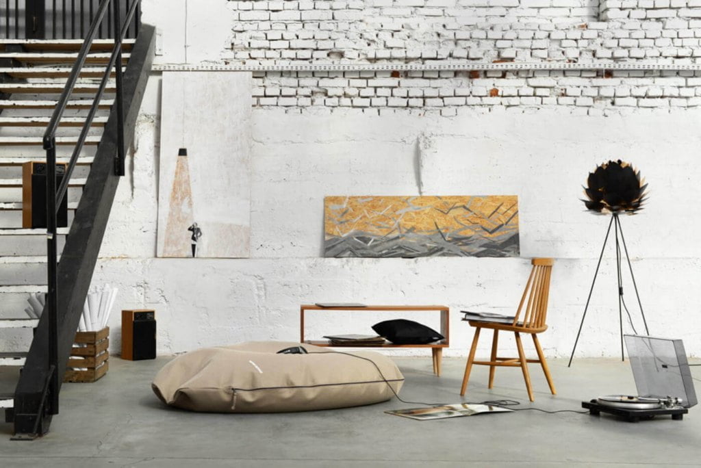 „Roger” od Dekoma to jednobarwna tkanina meblowa o strukturze grubo tkanego płótna. Występuje w 35 ciepłych, nasyconych kolorach. Posiada apreturę ochronną, która zabezpiecza przed wnikaniem w jego strukturę płynnych zabrudzeń.