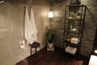 Deska podłogowa Thermory doskonale sprawdzi się zarówno na podłodze, jak i na ścianie – w kuchni oraz łazience, a nawet w stałym kontakcie z wodą.