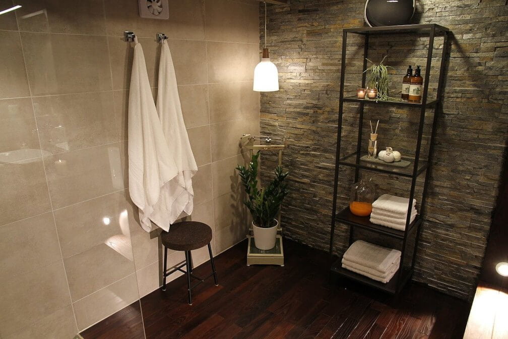 Deska podłogowa Thermory doskonale sprawdzi się zarówno na podłodze, jak i na ścianie – w kuchni oraz łazience, a nawet w stałym kontakcie z wodą.