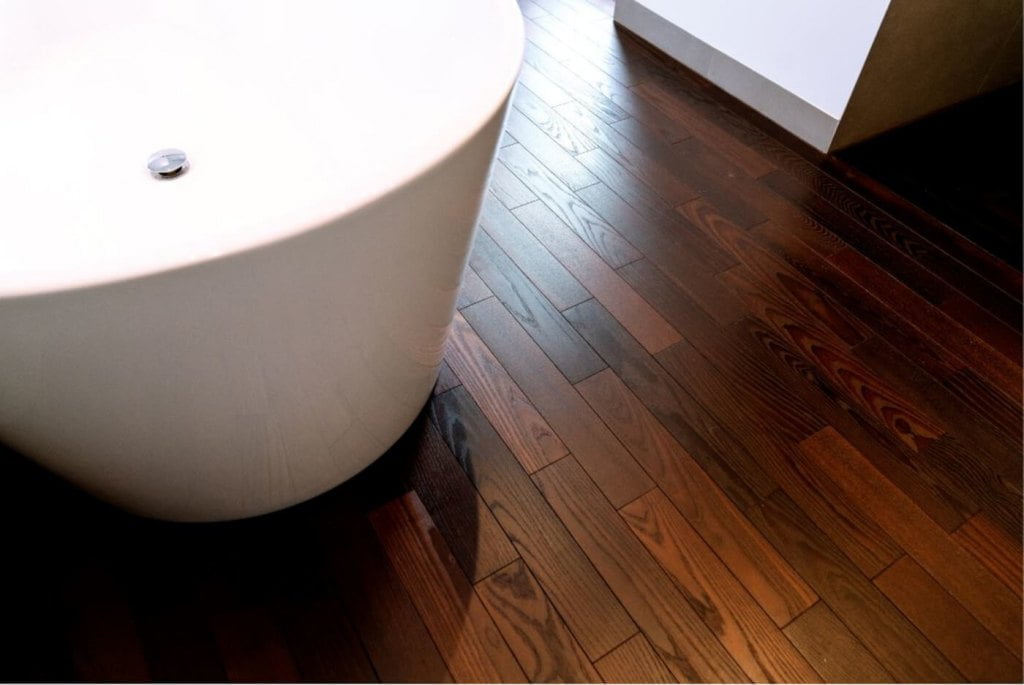 Deski podłogowe Theromory wykonane z thermo jesionu amerykańskiego. Dzięki właściwościom wytrzymałościowym i odpornościowym są idealnym rozwiązaniem do wykończenia pomieszczeń o podwyższonej wilgotności.