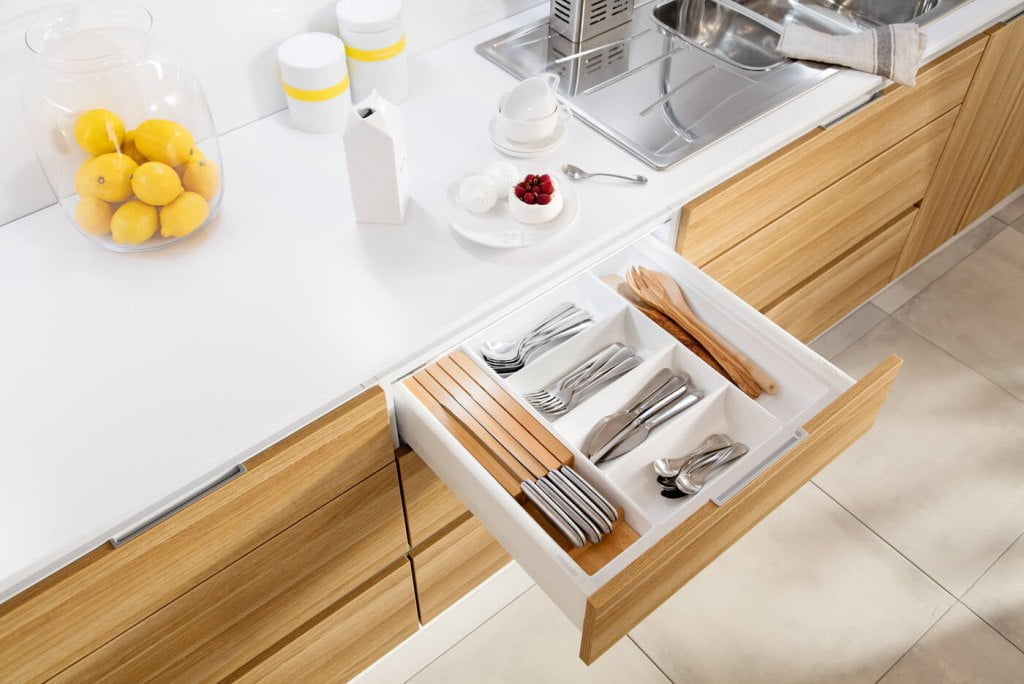 Szuflada „Matrix P” w wersji push-to-open i cichym zamykaniem firmy Häfele. Dzięki najnowszym rozwiązaniom fronty bezuchwytowe zamykają się bardzo cicho. Szuflada wyróżnia się dużą pojemnością i udźwigiem do 35 lub 50 kg.