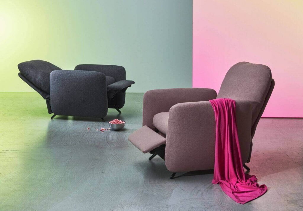 „Ekolsund” od IKEA ma trzy regulowane pozycje – do siedzenia i czytania, półleżenia i grania w gry, a nawet do płaskiego leżenia i drzemania.