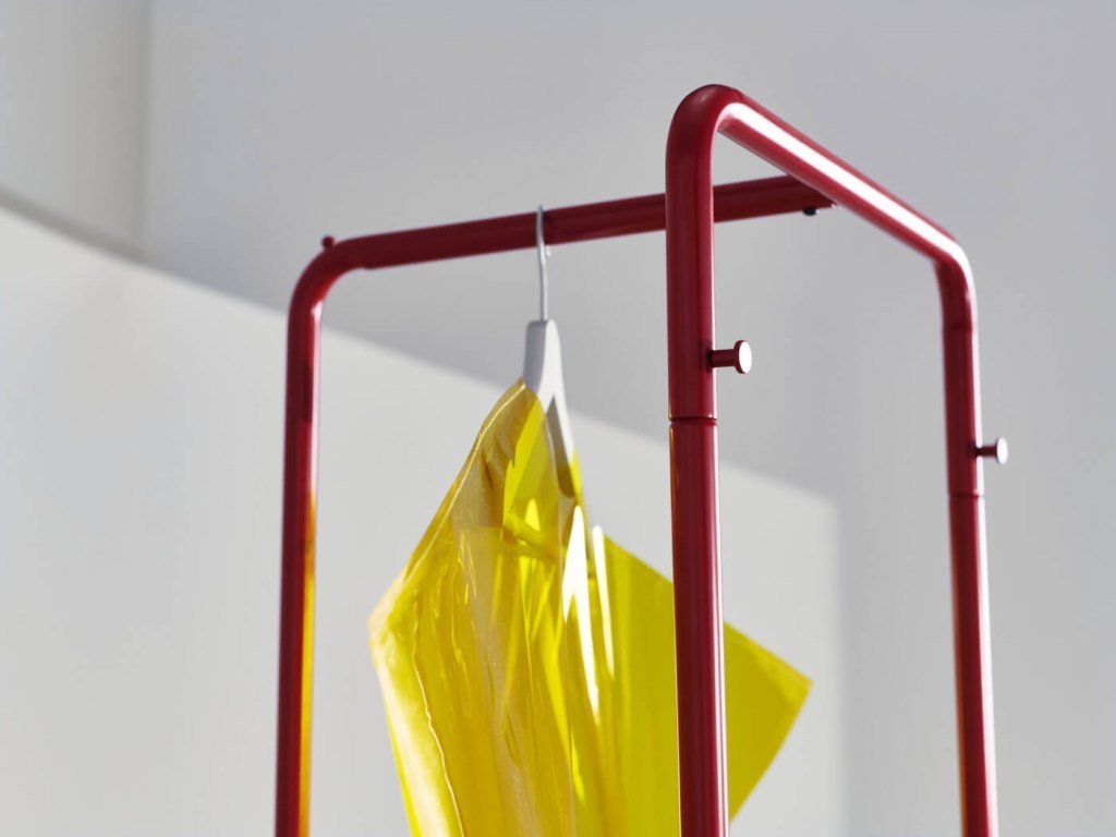 IKEA do przedpokoju proponuje komodę i wieszak na ubrania „Nikkeby” w industrialnym stylu. Wygięta metalowa rama jest zaprojektowana tak, by zapewnić maksymalną stabilność. Dostępna w odcieniach jaskrawej czerwieni i zieleni z domieszką szarości.
