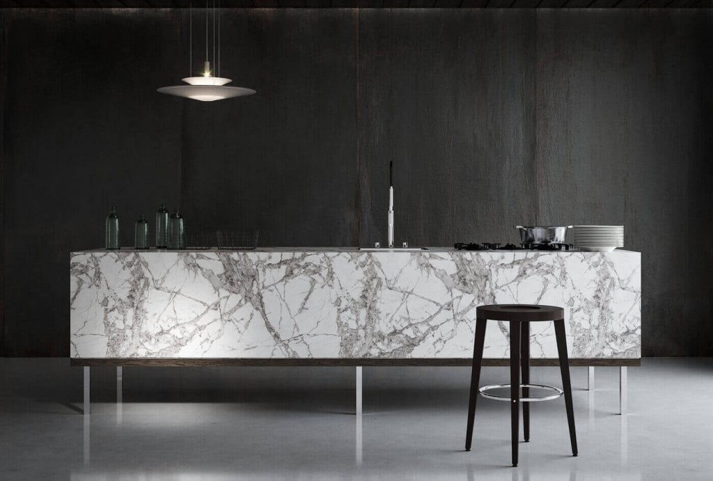 Dekor „Invisible Grey” Impress Decor Polska. Szerokie i nieregularne żyły kamienia „Invisible Grey” to igrający z każdą stylistyką kontrast i „kropka nad i” we wnętrzu.