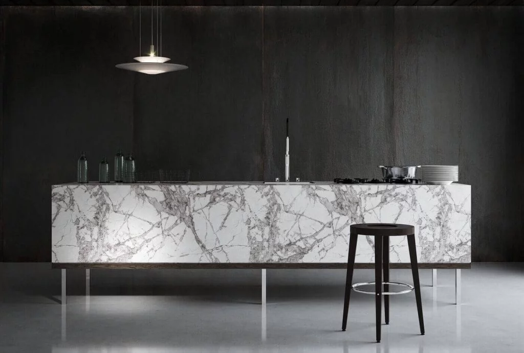 Dekor „Invisible Grey” Impress Decor Polska. Szerokie i nieregularne żyły kamienia „Invisible Grey” to igrający z każdą stylistyką kontrast i „kropka nad i” we wnętrzu.