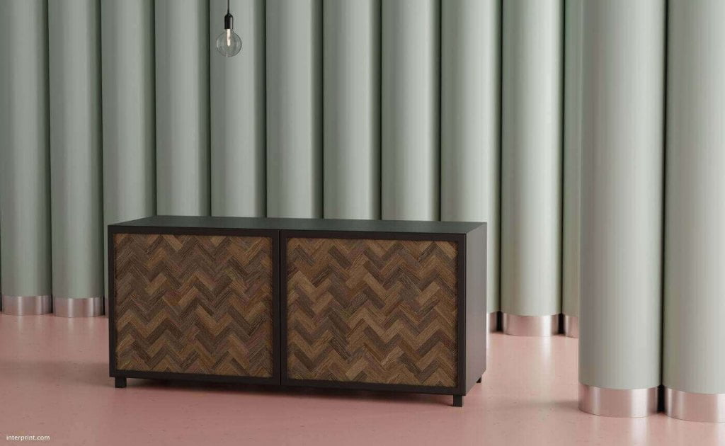 „Greta” Interprint to prawdziwa dama wśród dekoracyjnych drewnianych powierzchni – dębowe deszczułki w kilku odcieniach czekoladowego brązu ułożone w klasyczną jodełkę.