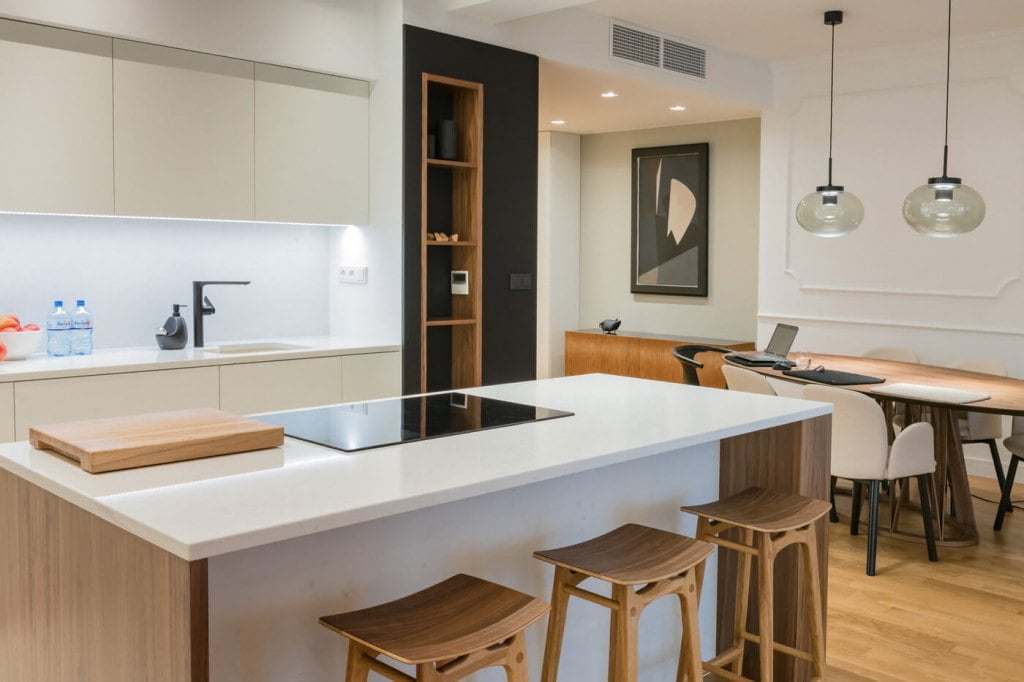 Lakierowane płyty klasy premium – „PrimeBoard” firmy Pfleiderer, nagrodzone German Innovation Award 2019 - są dostępne w dwóch rodzajach wykończenia powierzchni XTreme High Gloss oraz XTreme Matt.