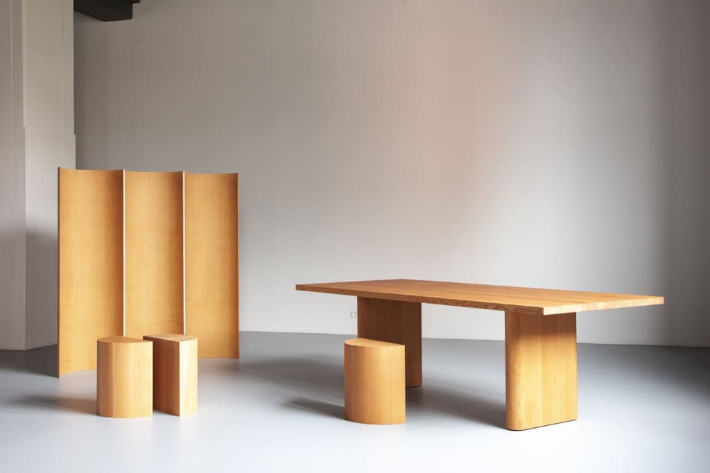 Dla Dansk Møbelkunst Michael Anastassiades zaprojektował grupę mebli „Half Way Round Collection”, składającą się ze stołu, stołka i parawanu.