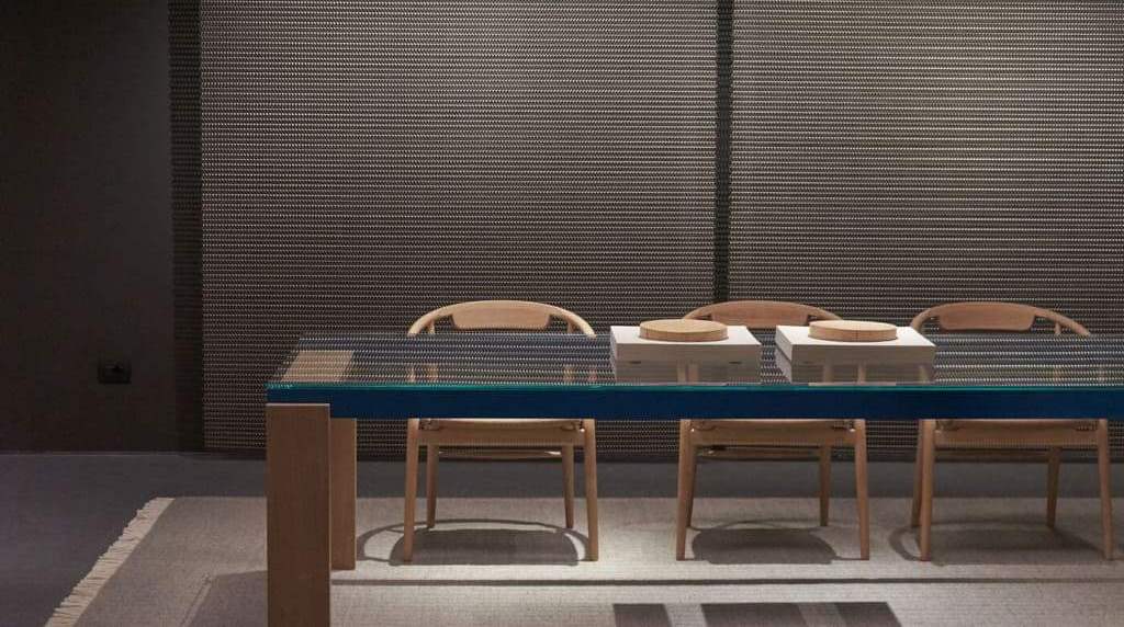 Dwa imponujące aluminiowe pręty połączone dwoma bocznymi podporami to koncepcja pierwszego stołu – „Parallel Structure – zaprojektowanego przez Michaela Anastassiadesa dla B&B Italia.