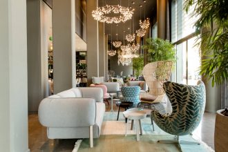 Materiały od Pfleiderer pozwalają dobrze poczuć się w całym hotelu. Na zdjęciu: Motel One Barcelona.