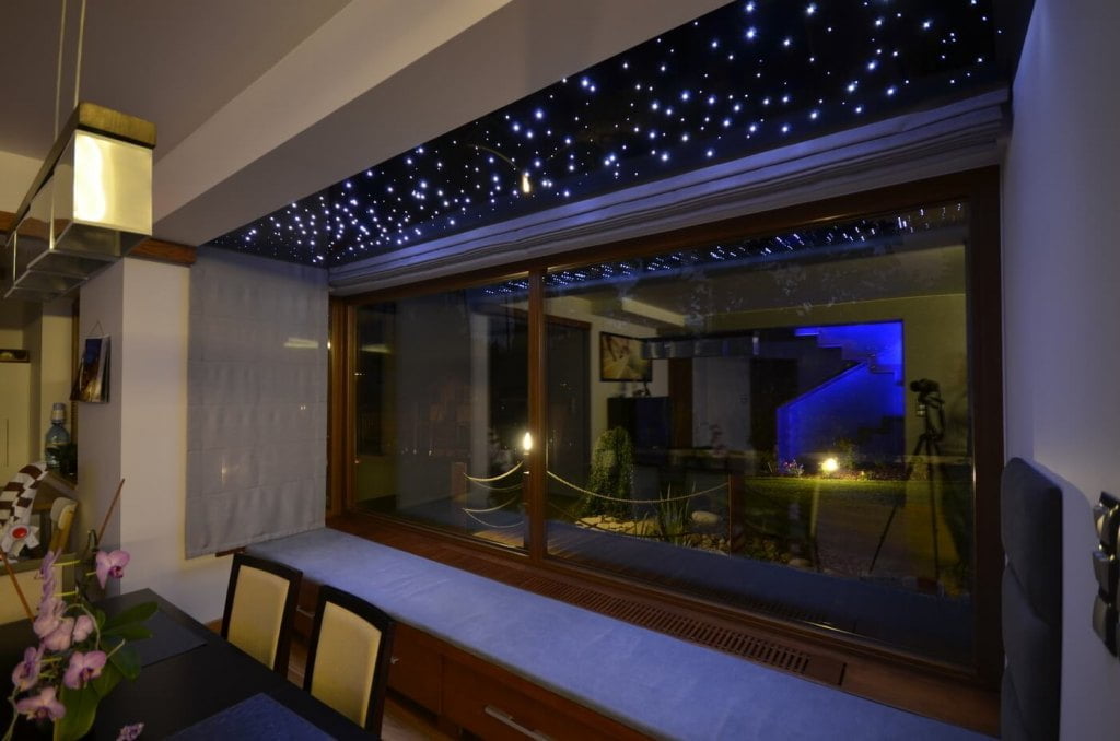 Kaseton światłowodowy „Gwiezdne niebo”. Dom prywatny, salon. Oferta Soled.