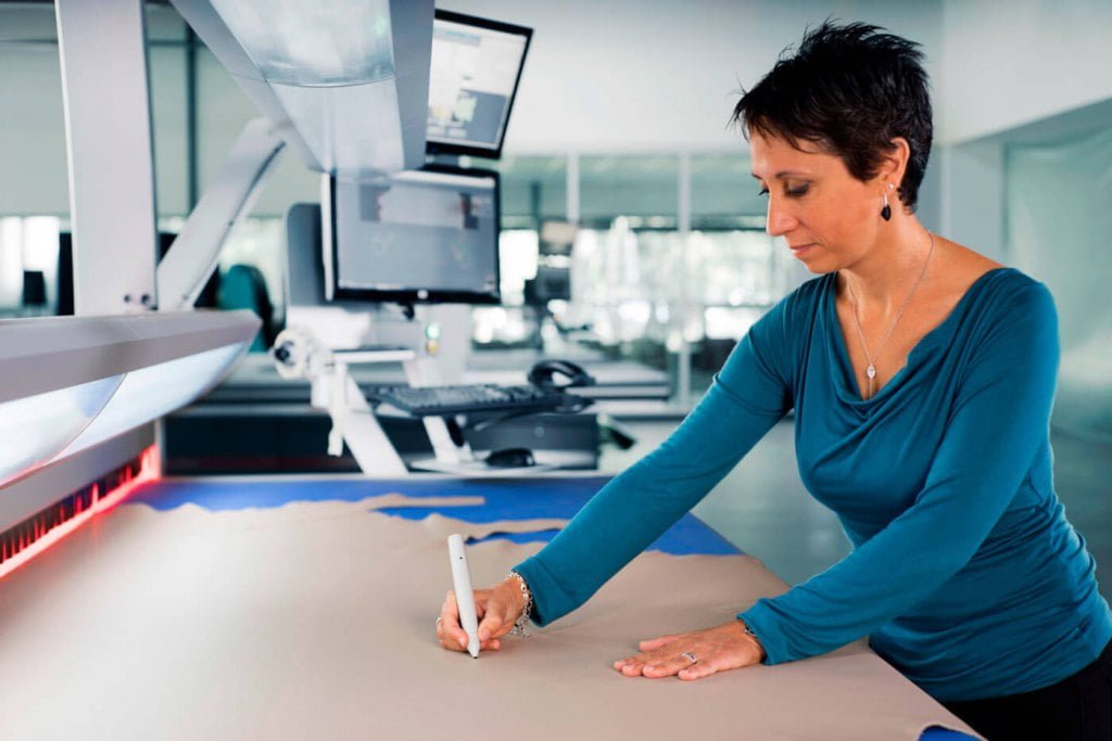 „VersalisFurniture” do cięcia skóry Lectra. Łączy zwinność cyfrowego procesu cięcia z wydajnością w celu elastycznej personalizacji.