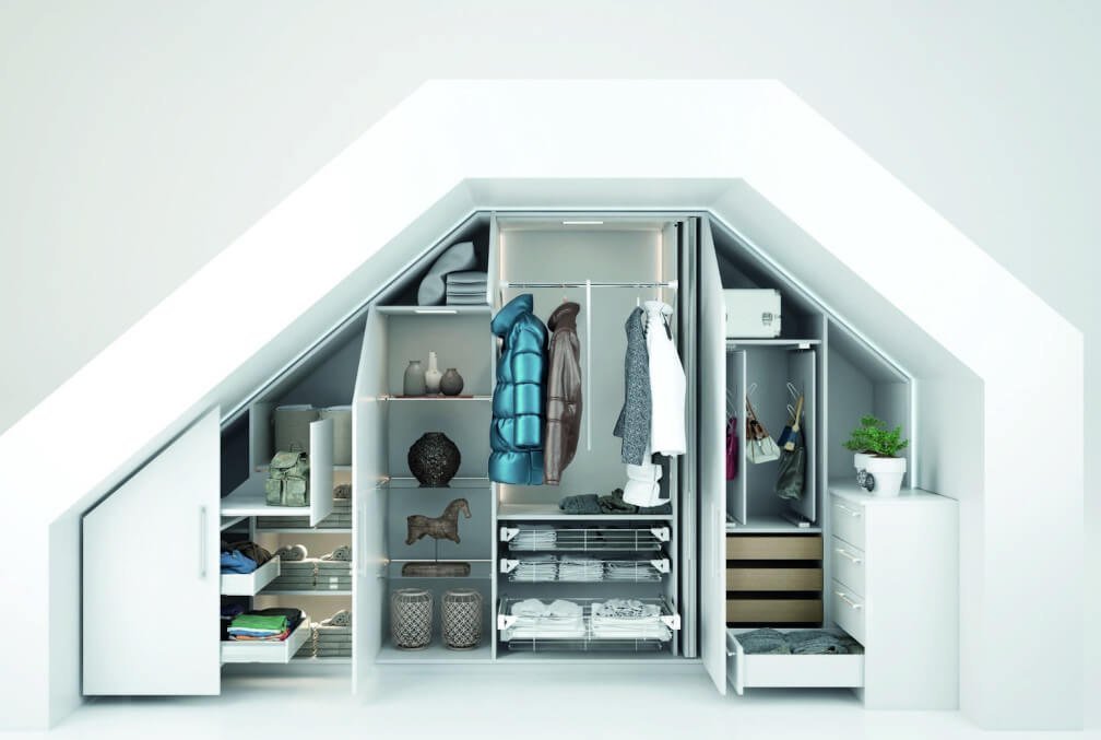 Firma Häfele ma w swojej ofercie szeroką gamę produktów, które zwiększają komfort i wygodę korzystania z szafek i garderoby. Na zdjęciu widoczna jest aranżacja z wykorzystaniem rozwiązań z portfolio marki.